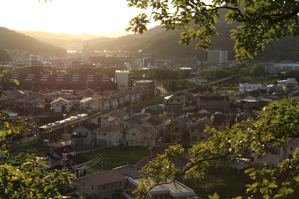 暮れ時の町をゆく
