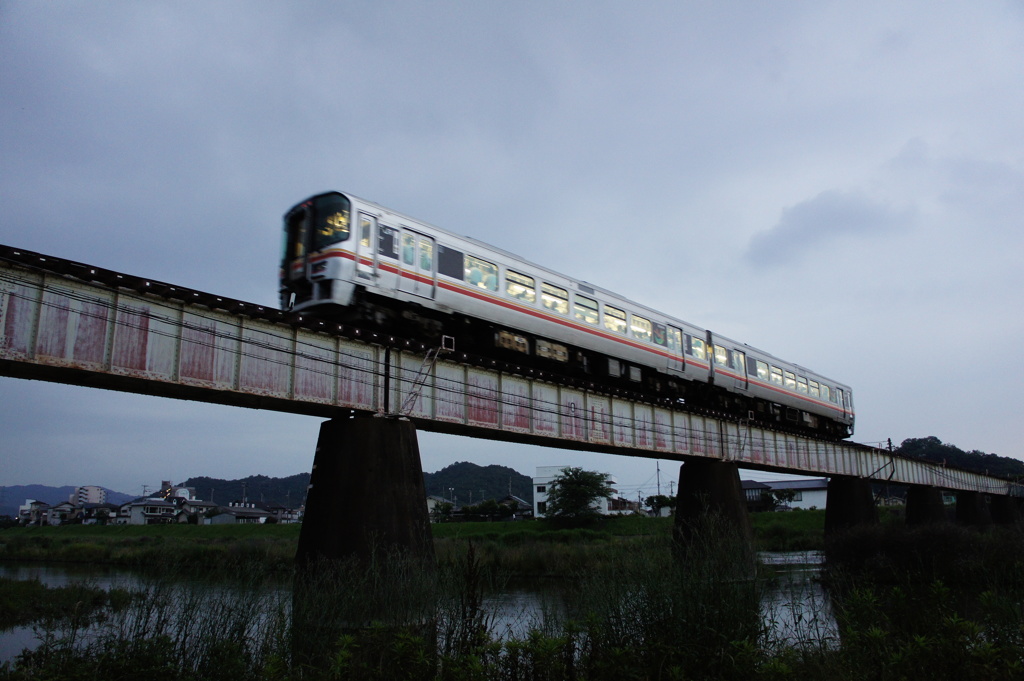 薄暮の夢前川をゆく