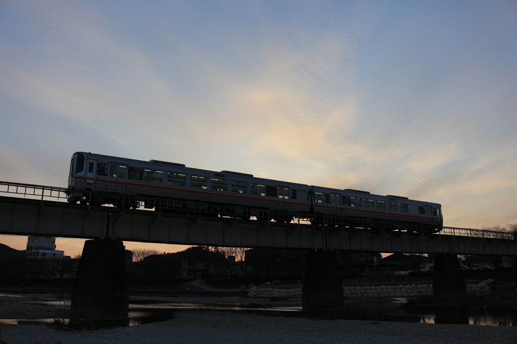 寒風の暮れを走る