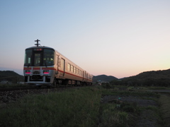 陽の沈む駅へ滑り込む