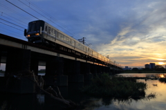 虫が鳴き始める河原を行く④