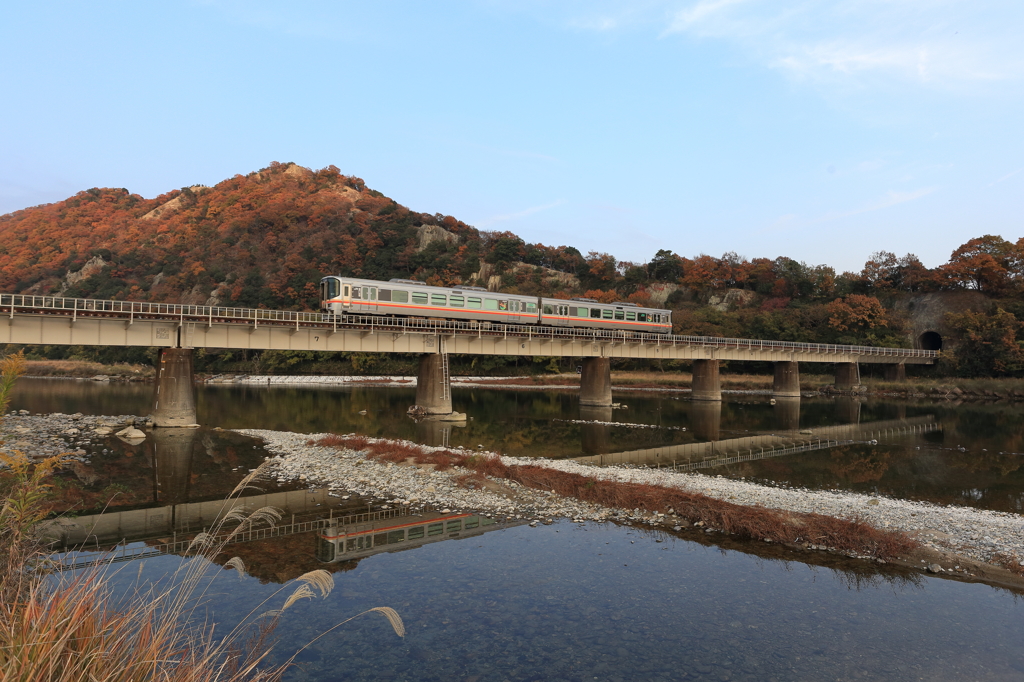 晩秋の揖保川を渡る①
