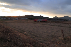 日の沈む枯れ野をいく