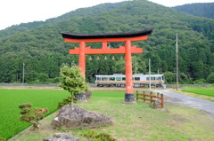 鳥居の向こうに