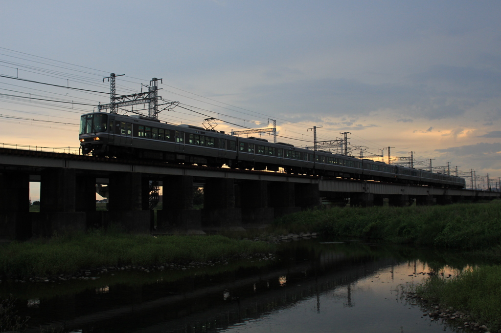 雷鳴轟く川を渡る