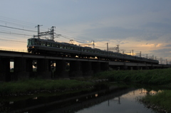 雷鳴轟く川を渡る