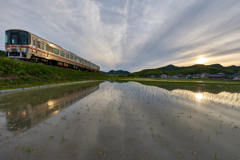 山に陽隠れいく刻を走る