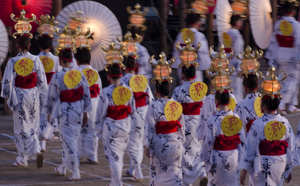 千人踊りの女性たち