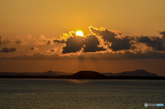 夕陽と光芒