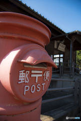 赤い郵便ポストのある風景