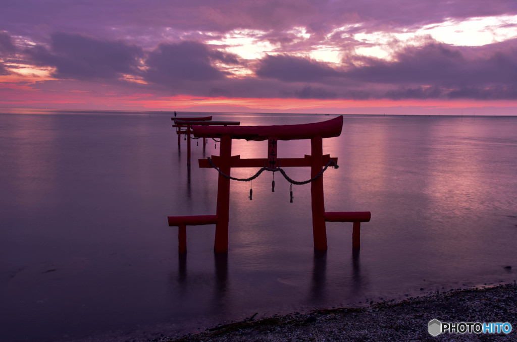 夜明けの海中鳥居