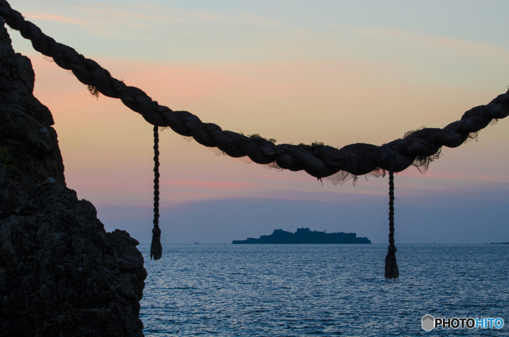 日没後の軍艦島（夫婦岩から）