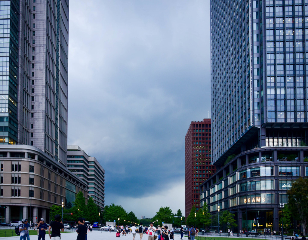 ビルの向こうの暗雲