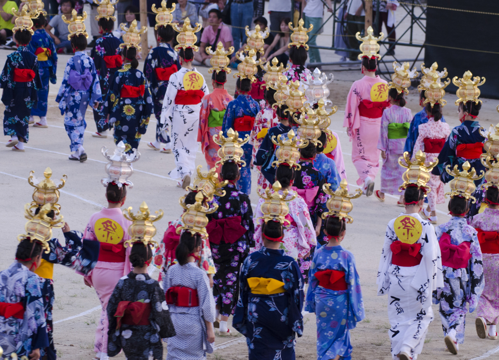 千人踊り子供たち