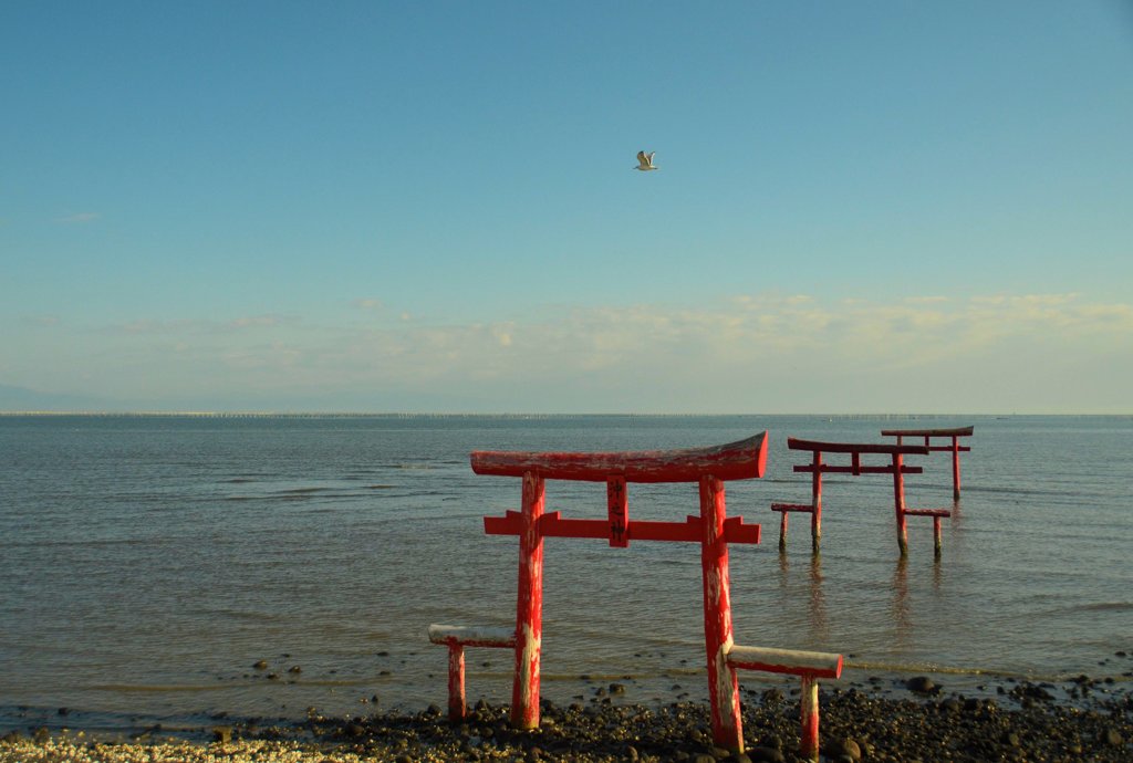 赤い鳥居のある風景