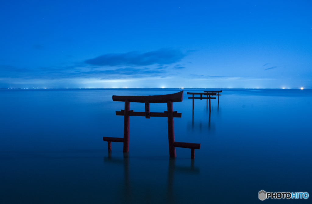 夜の海中鳥居