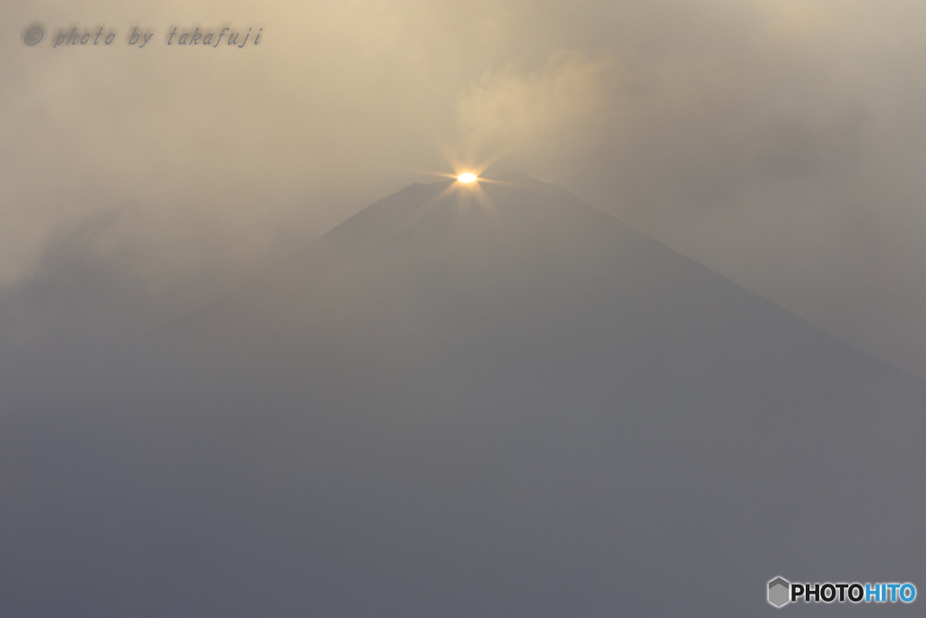 雲間に煌めく