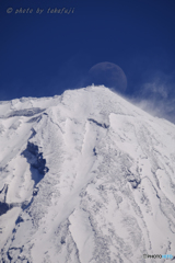 雪煙に昇る