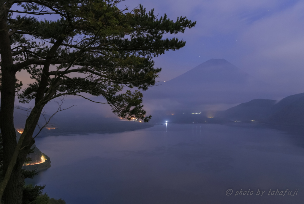 闇雲と霧雲の峠より