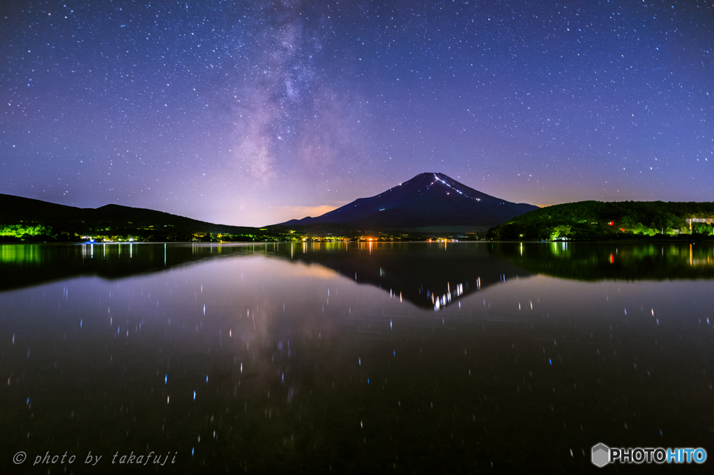 星空が映る湖
