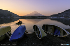 湖畔の夜明け