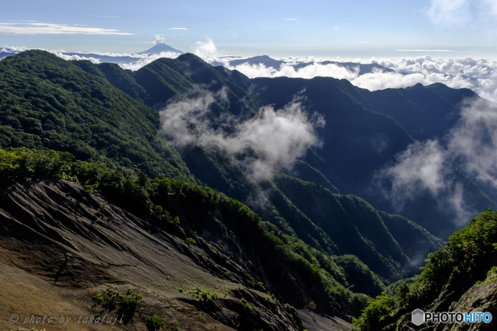 荒ぶる大地の彼方に