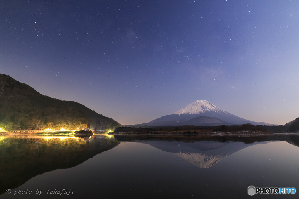 月夜の湖畔にて