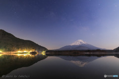 月夜の湖畔にて