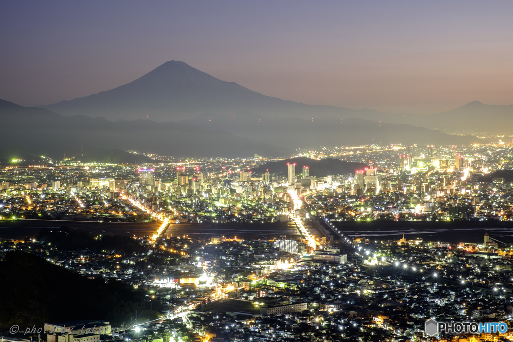 夜明けの街並み