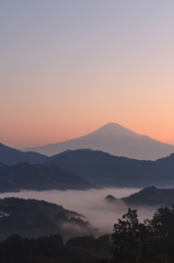 春霞の朝に