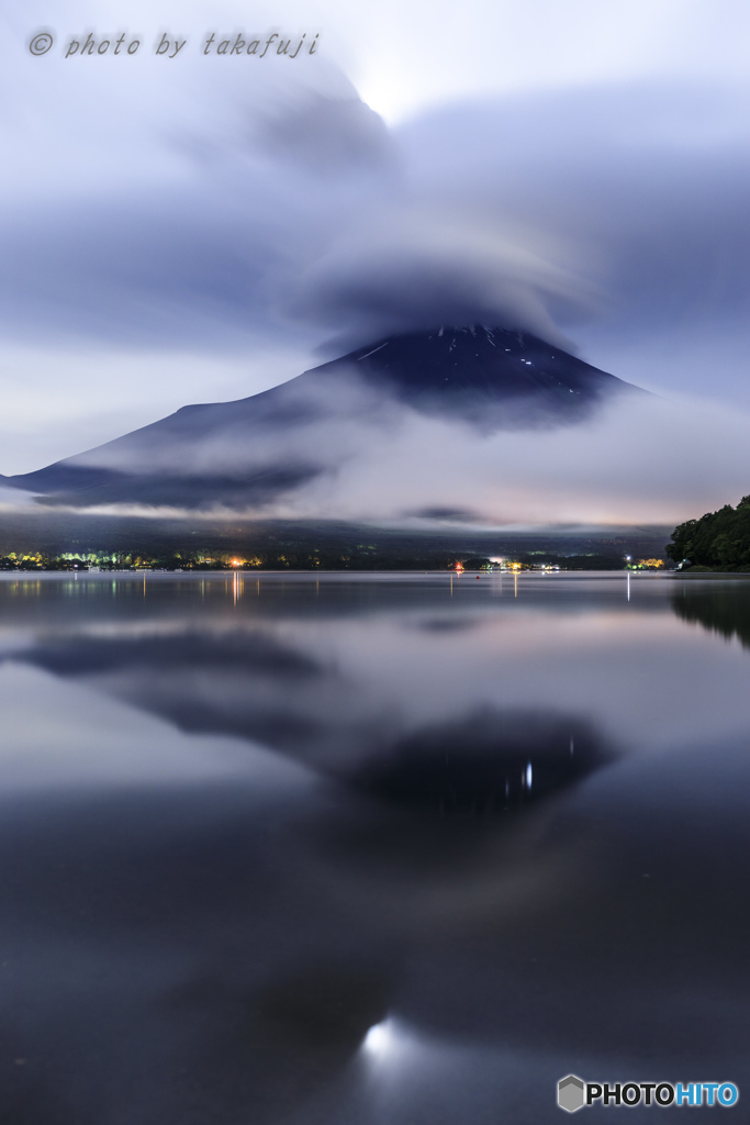 月下の怪雲