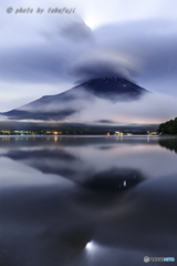 月下の怪雲