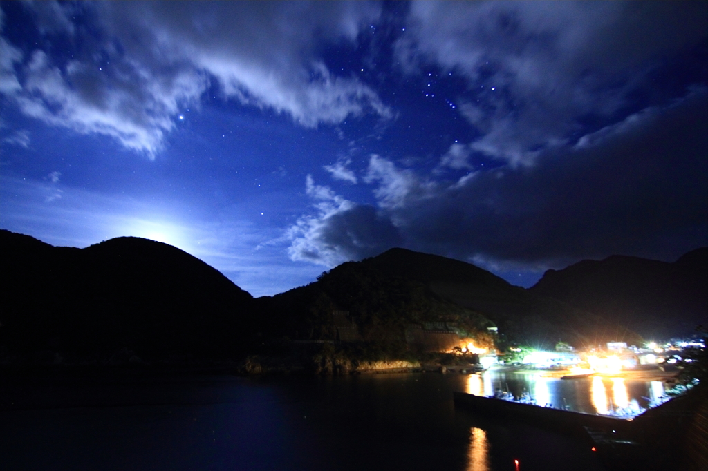 月夜のオリオンと雲見漁港