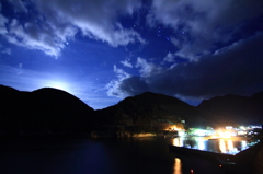 月夜のオリオンと雲見漁港