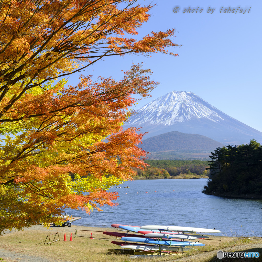 秋彩の湖畔にて