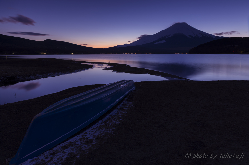 湖畔の夕暮れ