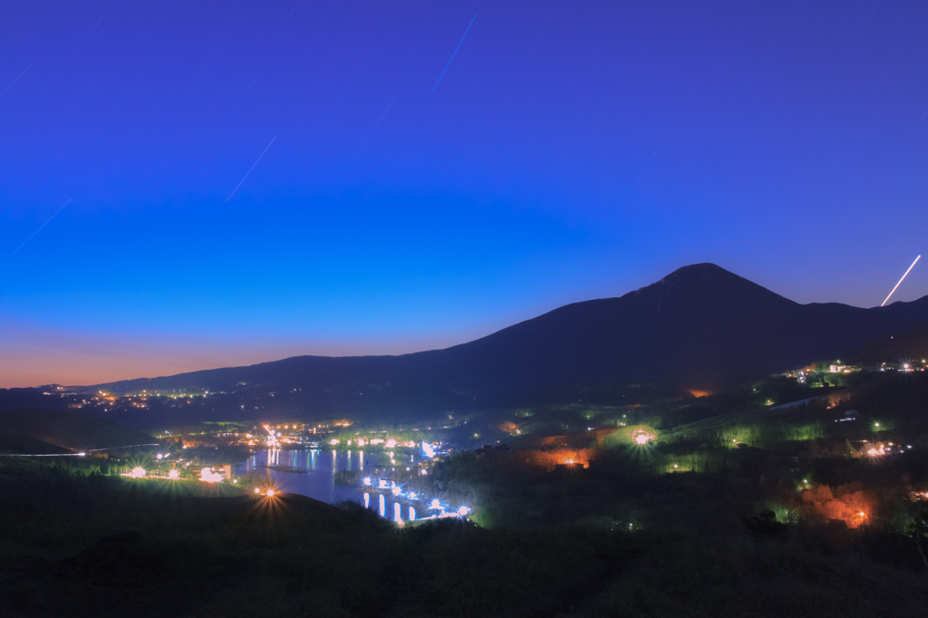 黎明の白樺湖を望む