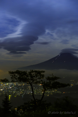 雲に遊び　雲に弄ばれし　憂いの夜空