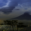 雲に遊び　雲に弄ばれし　憂いの夜空