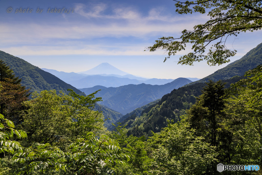 新緑の山懐に抱かれて