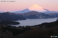 白峰染めて