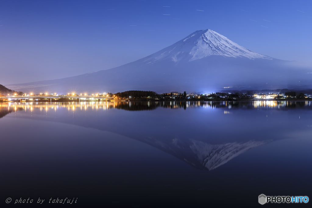 春月に浮かぶ
