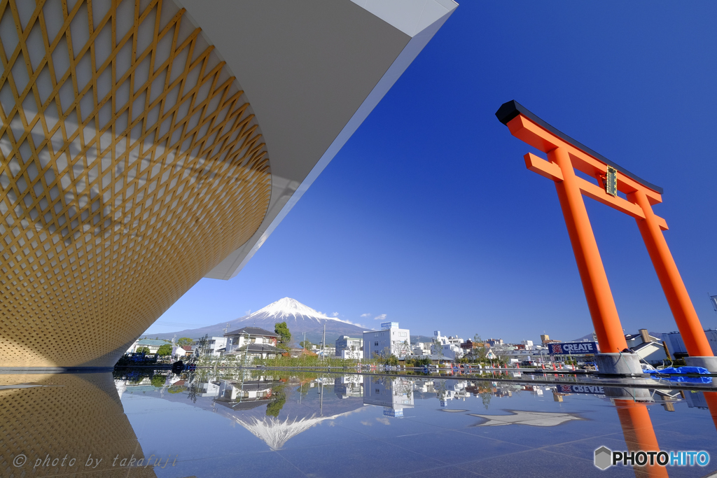 蒼い空と紅い鳥居