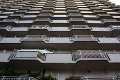 横浜の高層住宅団地で。