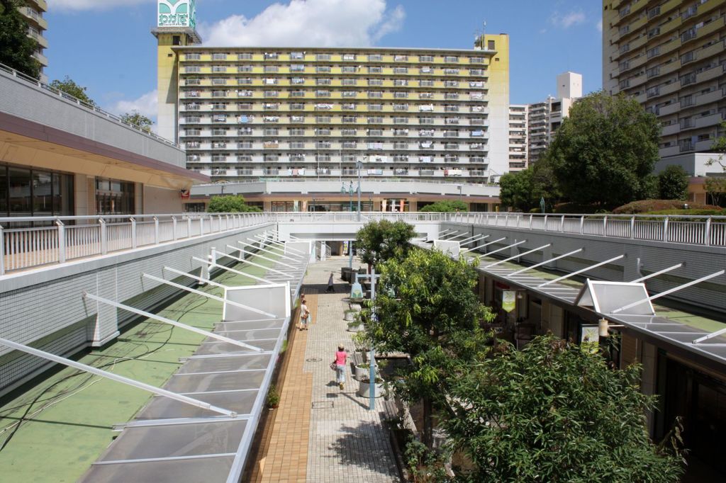 横浜の高層住宅団地で。