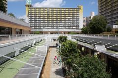 横浜の高層住宅団地で。