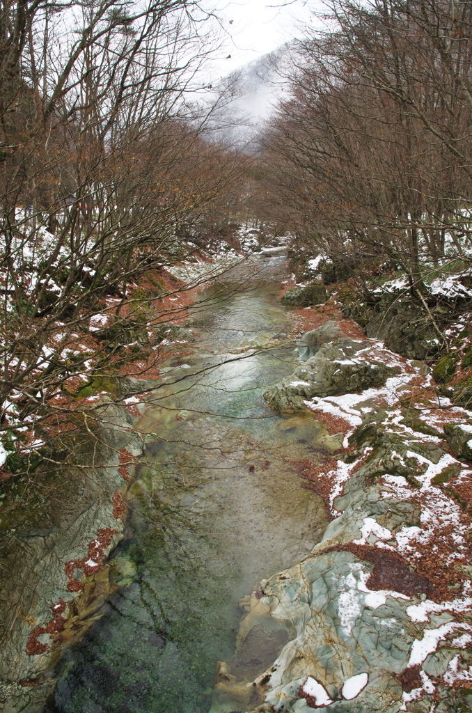 冬ざれの冷流