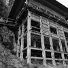 左下りは岩に聳えて懸け造り いつも絶えせぬ峯の松風：御詠歌