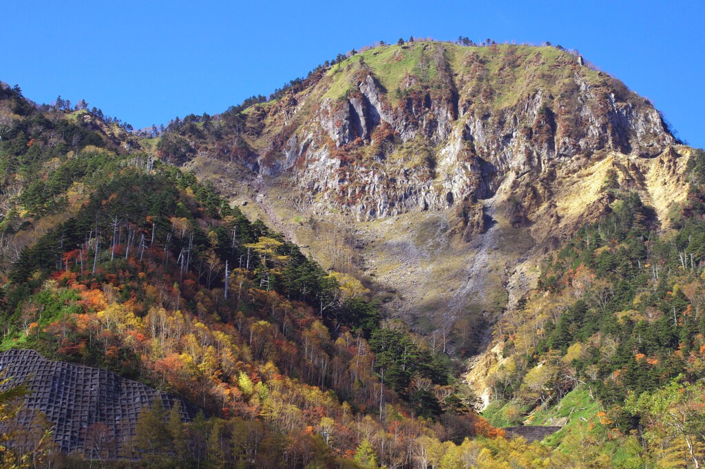 秋晴れと金精山