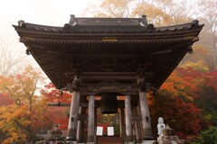 霧煙る境内